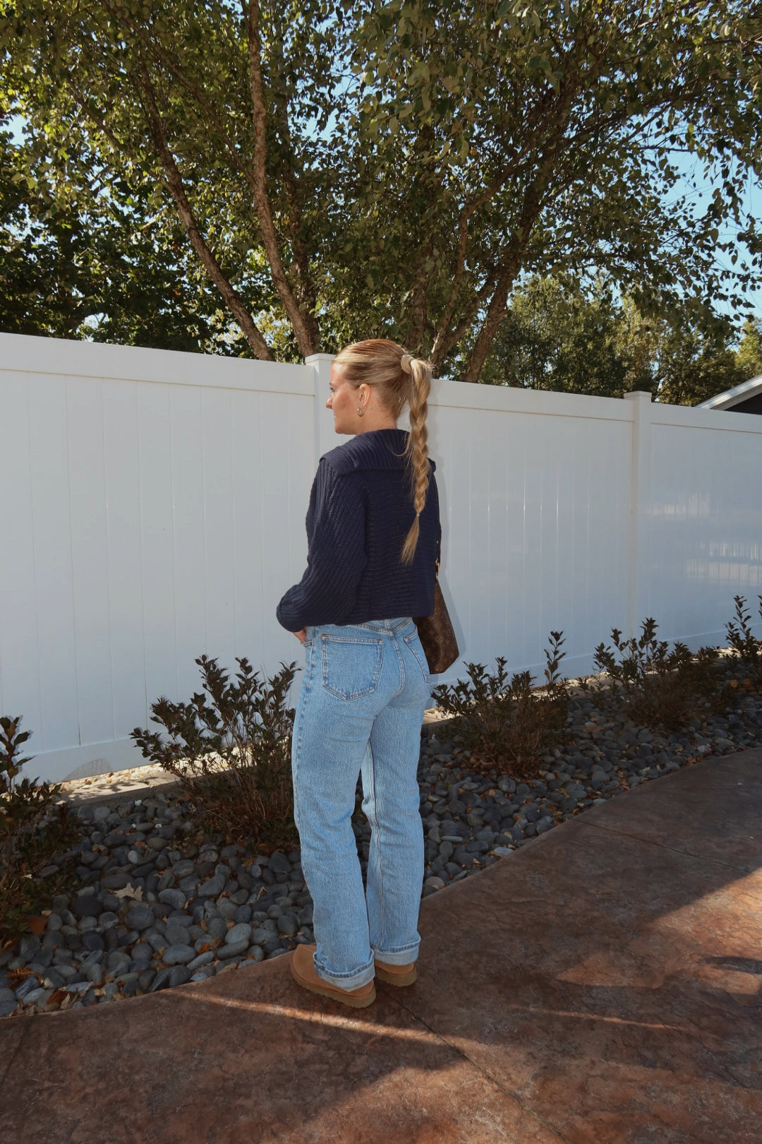 DRAMA COLLAR V NECK SWEATER